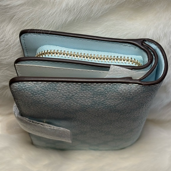 Kate Spade wallet- spade flower pvc color blue glow with gold accents. - Picture 4 of 8